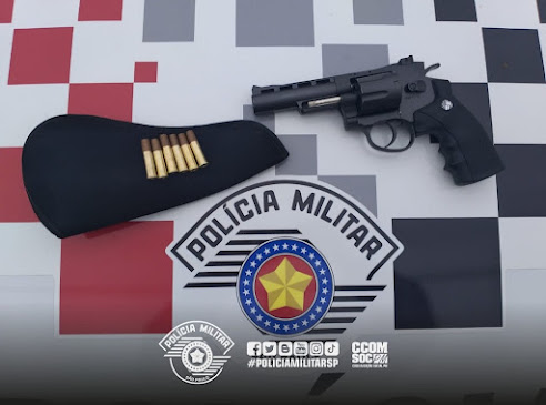 Além da arma de pressão, foram apreendidas seis munições com a companheira do homem Reprodução/ PM