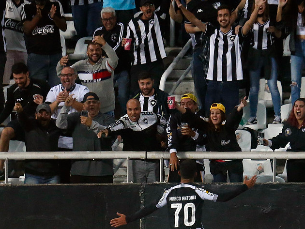 Torcida do Botafogo comemorando  Vítor Silva