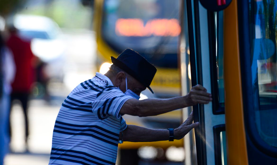 Gratuidade no transporte público é aprovada para idosos em São Paulo Marcello Casal Jr/Agência Brasil