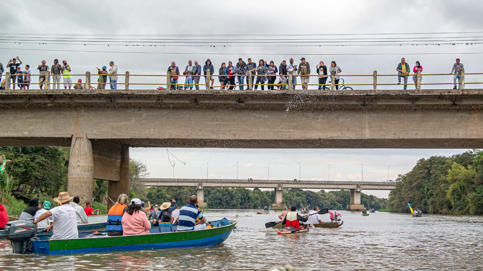 Romaria atrai barqueiros e canoeiros e chama a atenção de devotos, no curso do Paraíba Divulgação/Pescadores do Vale do Paraíba