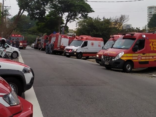 Retroescavadeira bateu em uma construção fazendo com que o acidente acontecesse  Foto: Corpo de Bombeiros 