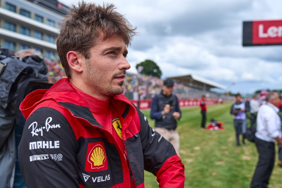 Leclerc quer resposta da Ferrari após terminar GP da Inglaterra com pneus duros