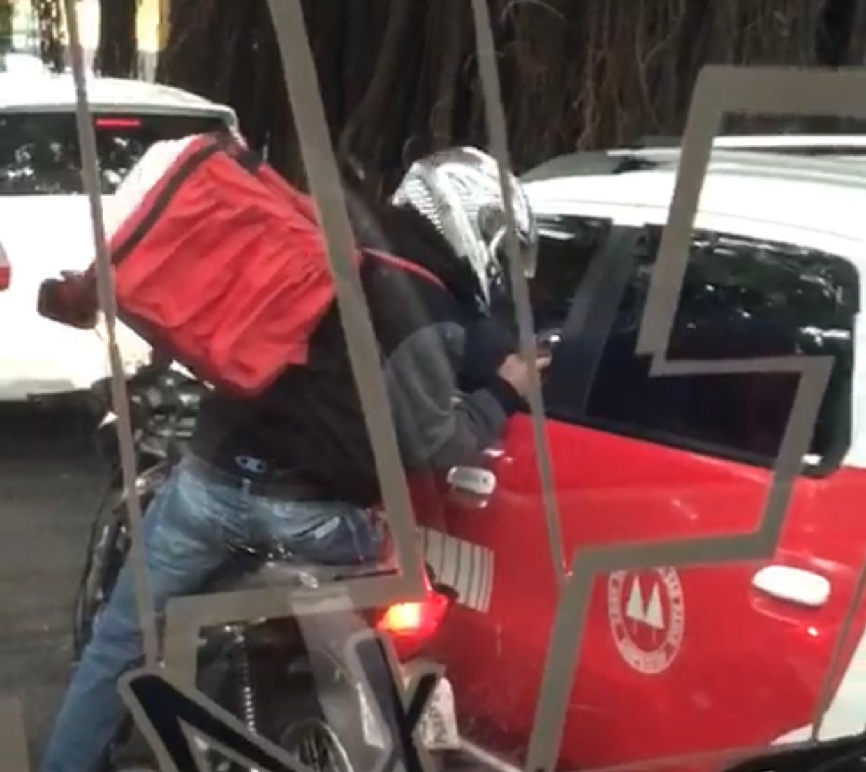 Homem assalta taxista na Avenida dos Bandeirantes Foto: Redes Sociais