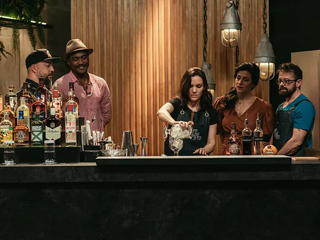 Márcio Silva, Laércio Zulu e Marina Person observam duplas de bartenders
