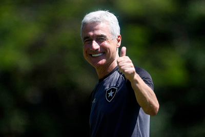 Luís Castro tem a missão de levar o Botafogo à Libertadores depois de 6 anos Vitor Silva / Botafogo