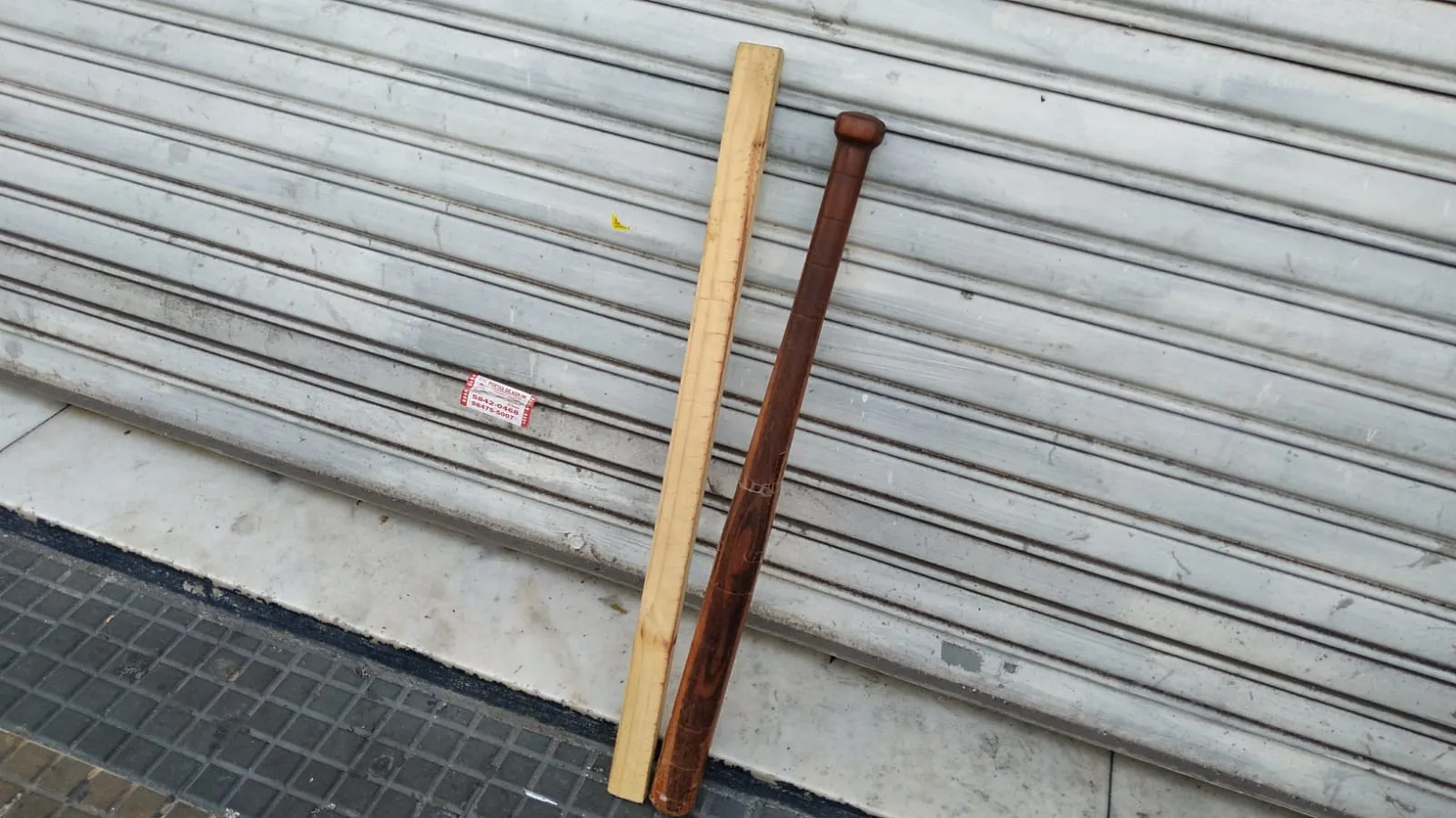 Pedaço de pau e taco de basebol usado por comerciantes da Rua Santa Ifigênia