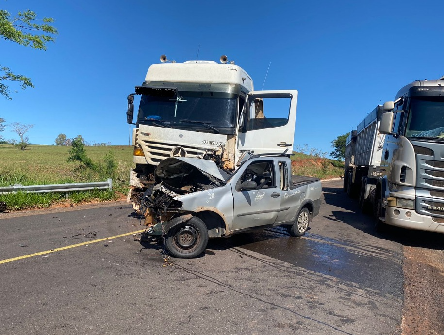 Motorista Morre Após Batida Entre Caminhonete E Caminhão | Band Multi