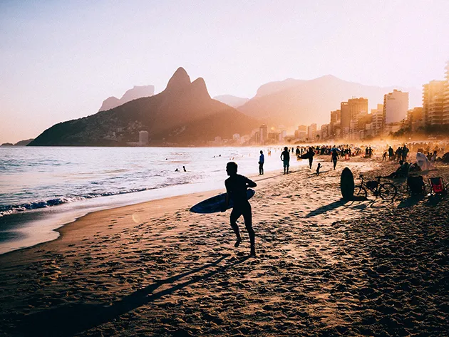 Orla do Rio de Janeiro registra movimentação intensa
