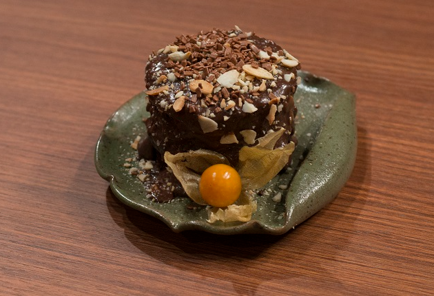 Bolo de chocolate com amêndoas e brigadeiro | Band Receitas