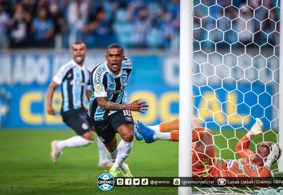 Douglas Costa comemora um dos gols do Grêmio contra o Juventude