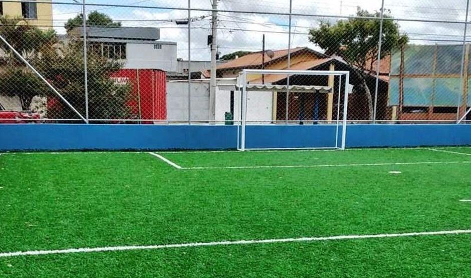 Quadra de esportes no Bosque ganha piso com grama sintética em São José 