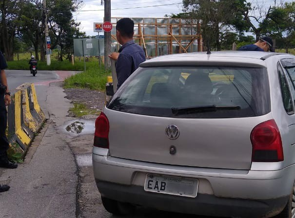 Engenheiro é preso com placa de carro adulterada para fugir do pedágio, em Pindamonhangaba Divulgação/GCM