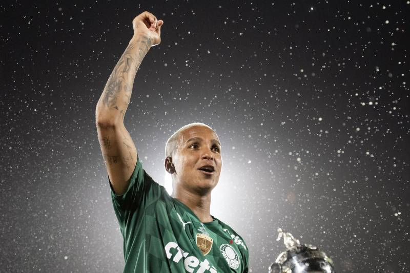 Deyverson comemora o tri da Libertadores: atacante fez o gol do título do Palmeiras