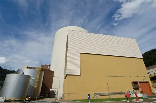 A usina nuclear Angra 1 foi a primeira a entrar em operação comercial no Brasil, em 1985