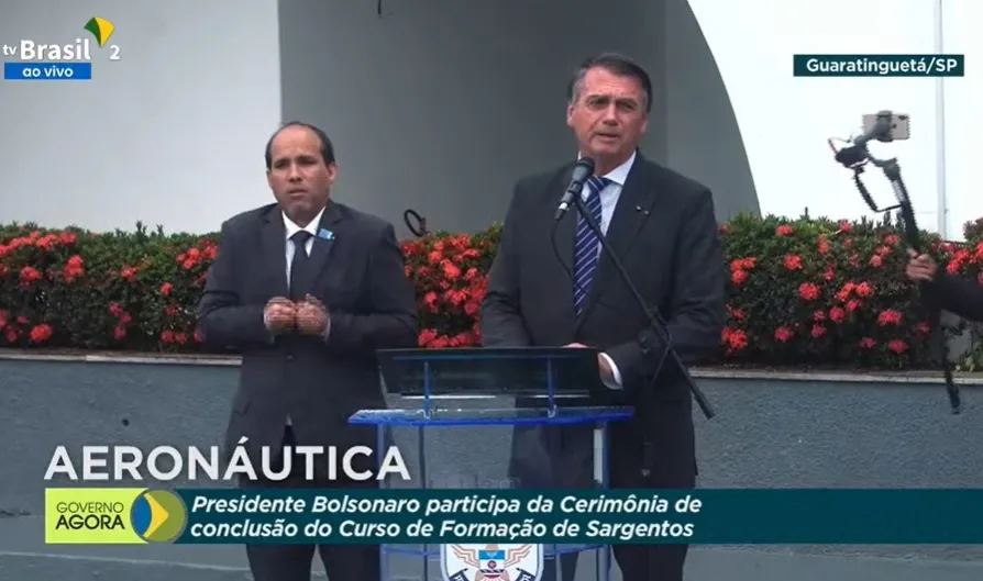 Presidente Jair Bolsonaro participa de formação de sargentos em Guaratinguetá