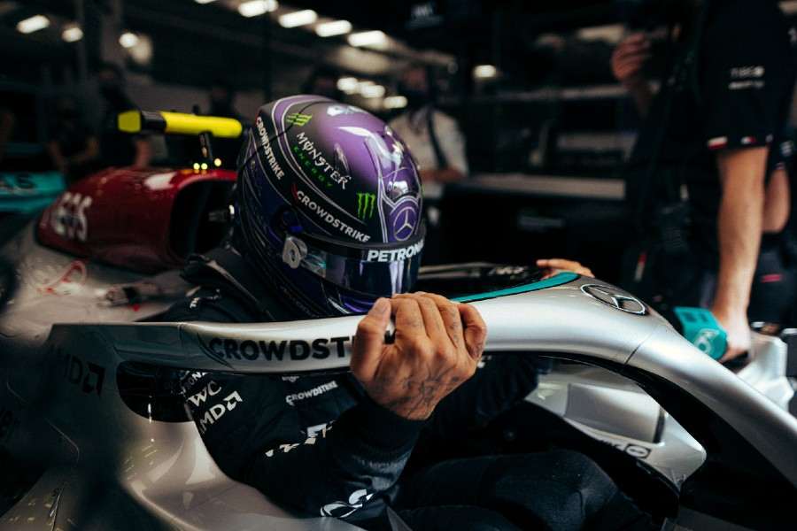 Britânico da Mercedes deve passar a se apresentar como Lewis Hamilton-Larbalastier