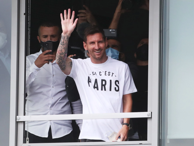 Messi foi recebido por centenas de torcedores no aeroporto Reprodução