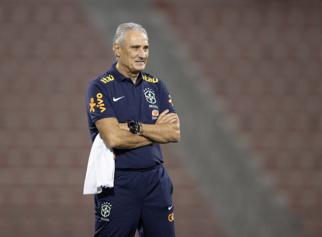 Tite durante treino da Seleção Brasileira no Catar Lucas Figueiredo/CBF