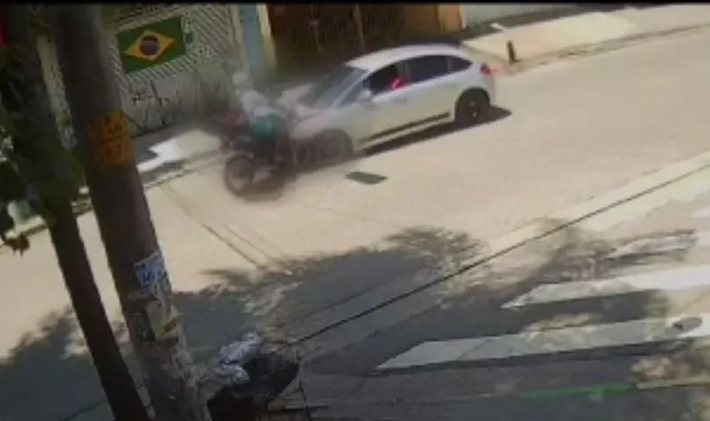 Suspeito que fugia da polícia bate moto de frente com carro no ABC Paulista