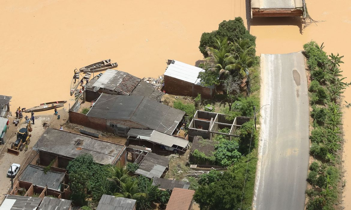 Bahia recebe ajuda de 4 estados para auxiliar população atingida pelas chuvas