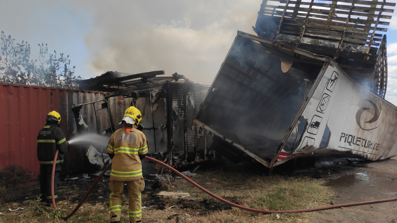 A carroceria e 2 baús de caminhões foram totalmente incendiados Corpo de Bombeiros