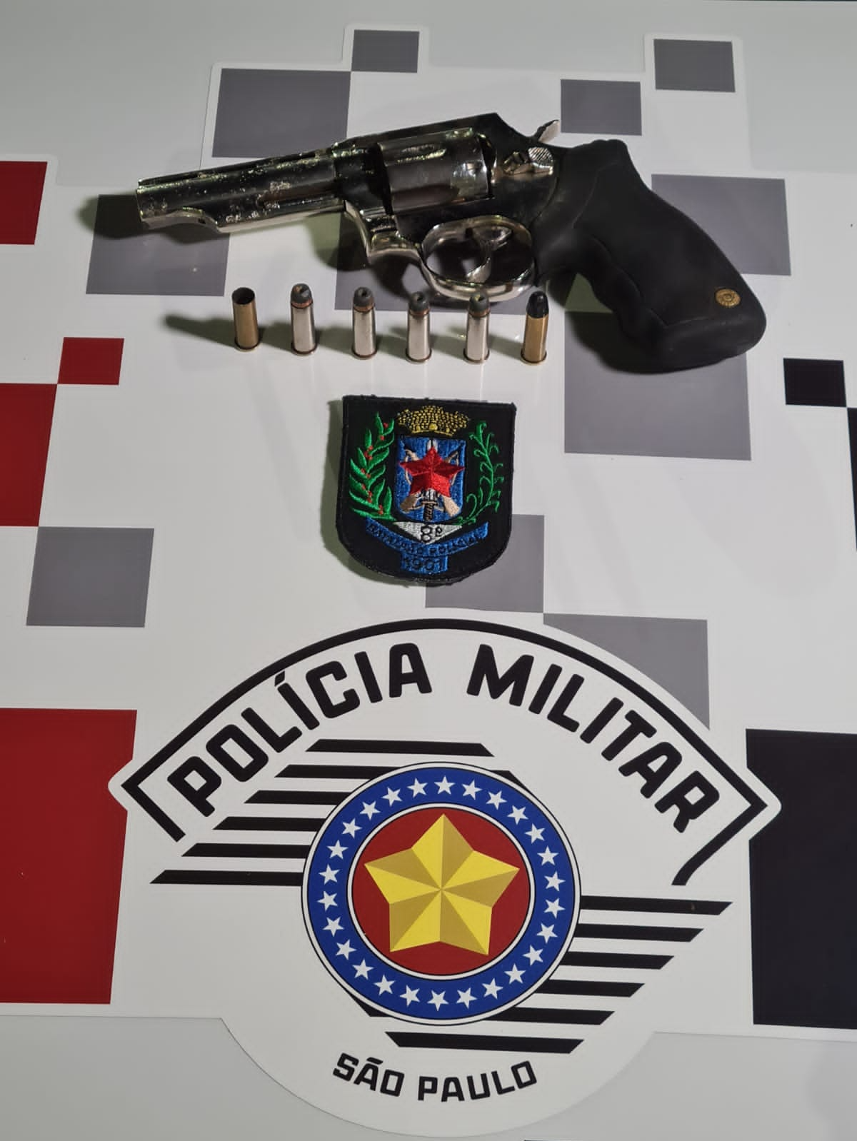 Arma encontrada com o criminoso Divulgação/PM