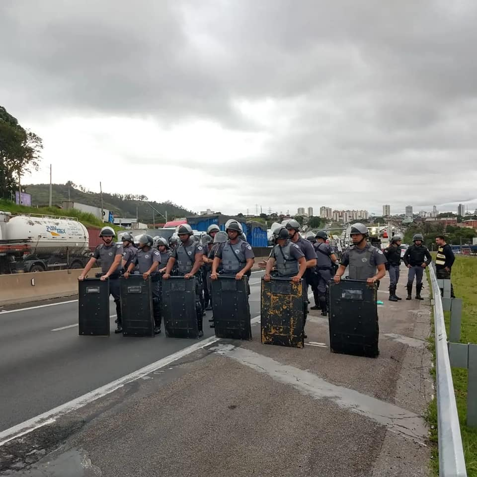 Tratores bloqueiam a maior parte da rodovia. Redes Sociais/ Jornal de Jundiaí (Portal JJ)