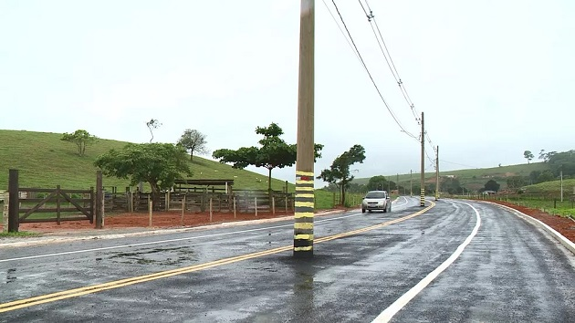 Trecho pavimentado com 16 postes no meio da pista custou R$ 8 milhões aos cofres públicos Reprodução