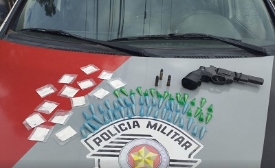 Homem é detido com drogas e um simulacro em Lorena Divulgação/ Polícia Militar