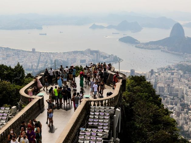 Turistas ao pé do Cristo Redentor, no Rio Tânia Rêgo/Agência Brasil