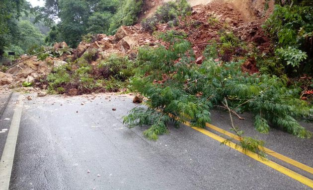 Queda de barreira no km 70 da Rio-Santos DER