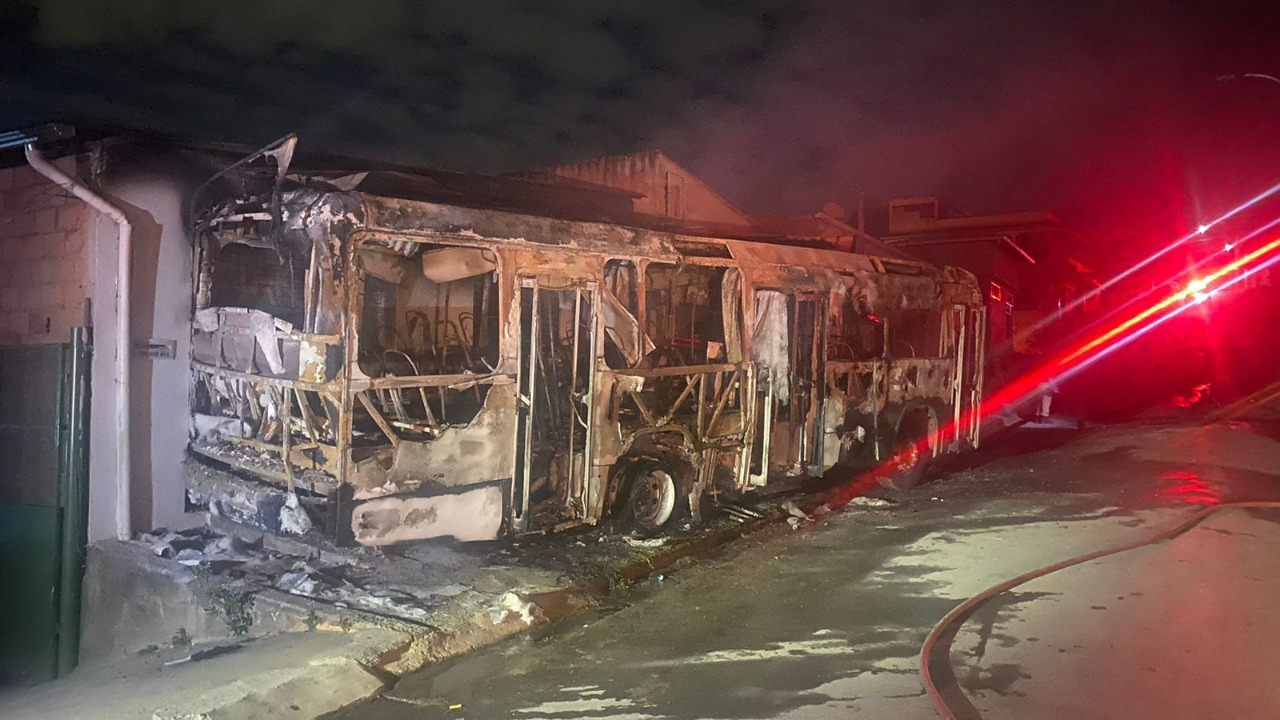 ônibus incendiado Ribeirão das Neves Bombeiros