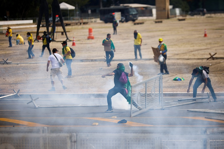 Vândalos durante ataque na Praça dos Três Poderes REUTERS/Adriano Machado