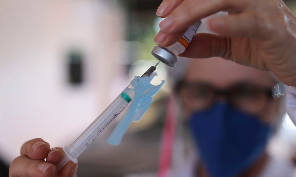 Cerca de 2 milhões de pessoas não tomaram nenhuma dose da vacina contra a Covid