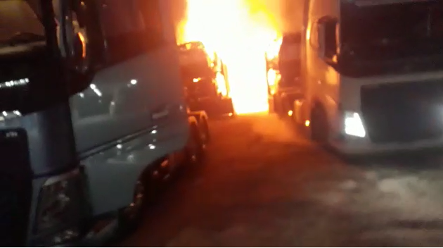 PCC incendeia caminhões para pressionar empresas a transportarem drogas e armas Jornal da Band
