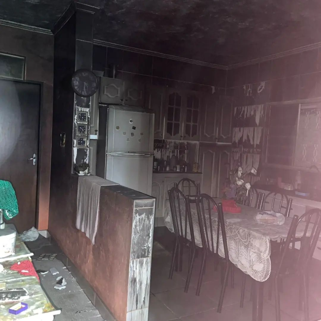 Incêndio atingiu a sala da casa, que precisou ser interditada Defesa Civil de Taubaté