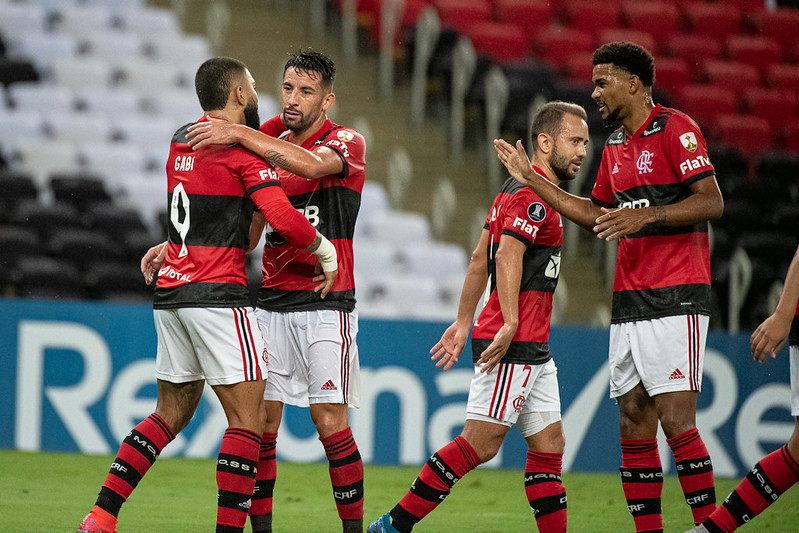 Isla e mais dois jogadores do Flamengo testam positivo para Covid-19