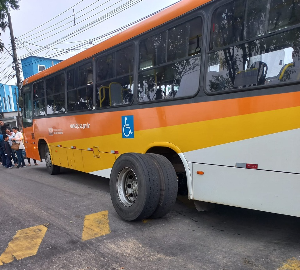 Ônibus fica sem as rodas após fazer curva em São José dos Campos  Reprodução/ Redes Sociais 