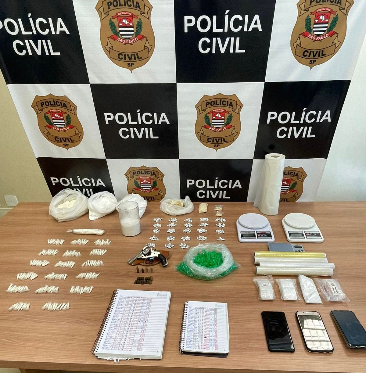 Diversas drogas e uma arma foi encontrada durante as buscas  Divulgação