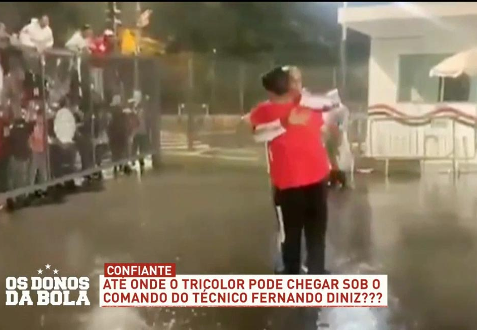 Diniz abraça torcedor após vitória do São Paulo sobre o Flamengo Reprodução/Os Donos da Bola