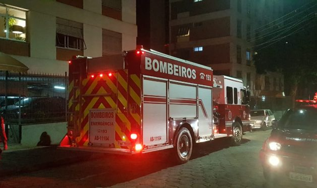 Segundo os bombeiros, o fogo atingiu apenas o fogão e o exaustor da cozinha. Reprodução/Life Informa