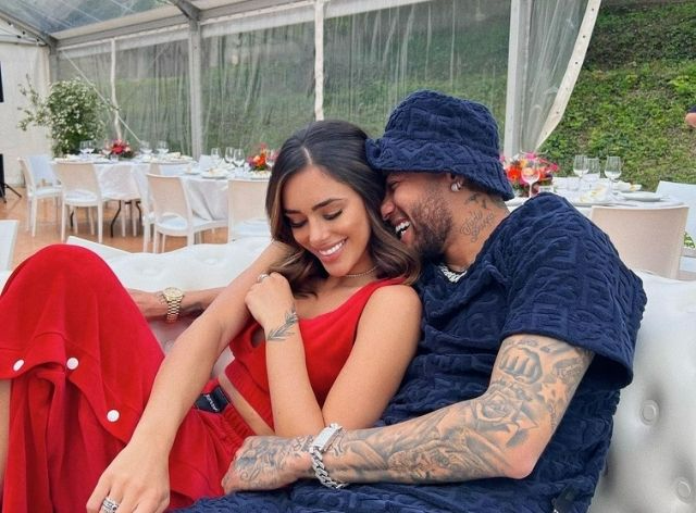 Bruna Biancardi e Neymar posam juntos Reprodução/Instagram