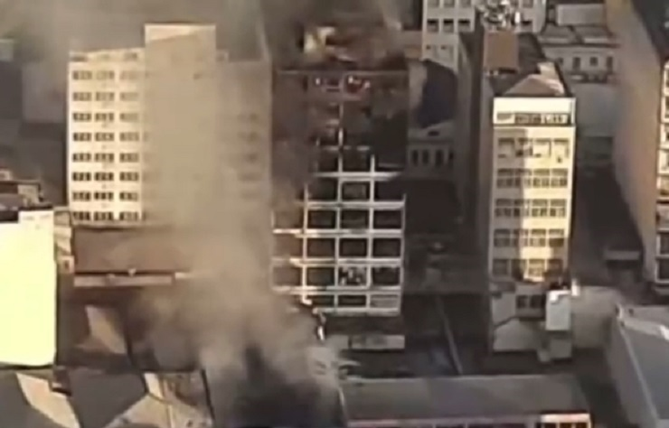 Bombeiros interditam ruas por risco de colapso de prédio após incêndio em SP