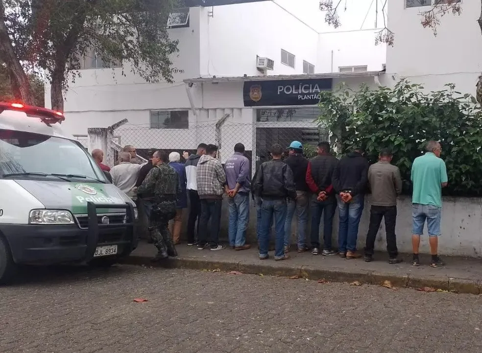 Grupo é detido por praticar rinha de galo em um sítio em Silveiras