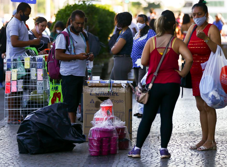 Especialistas observam semelhança entre a regressão atual da pandemia com o recuo em dezembro de 2020 Foto: Agência Brasil/Marcelo Camargo