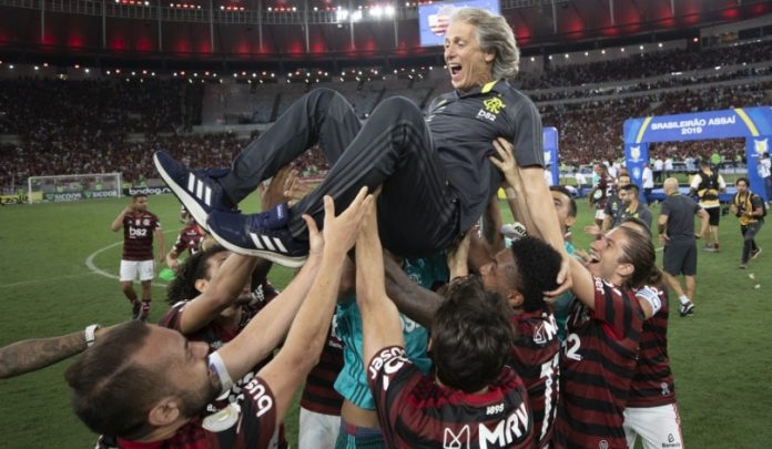 Jorge Jesus em comemoração com o elenco do Flamengo Lucas Figueiredo/CBF