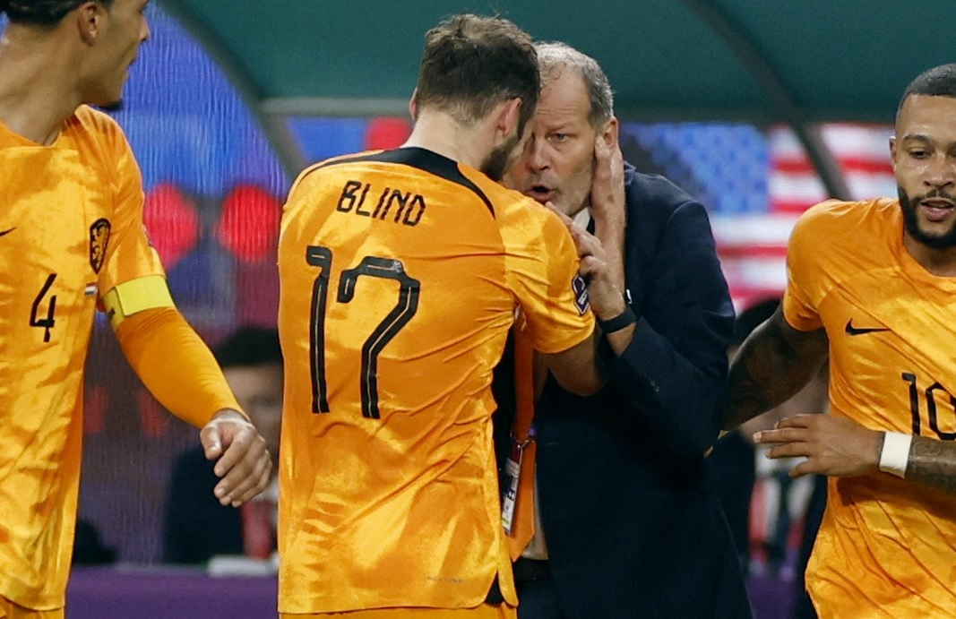 Daley Blind, da Holanda, abraça o pai Danny Blind John Sibley/Reuters