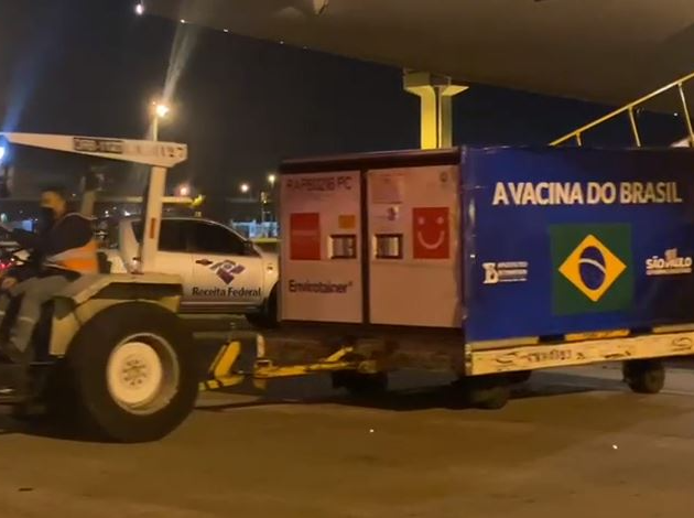 Avião transportando os insumos enviados pela China pousou pouco antes das 5h  Foto: Reprodução/Governo de São Paulo