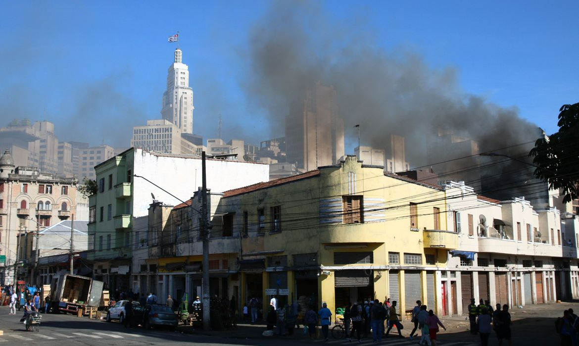 SP: Nove prédios do Centro são interditados após incêndio por risco de desabar