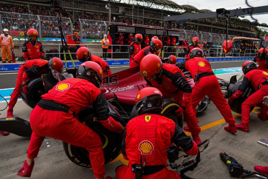 Charles Leclerc (Ferrari) nos boxes do GP da Hungria 2022 Scuderia Ferrari